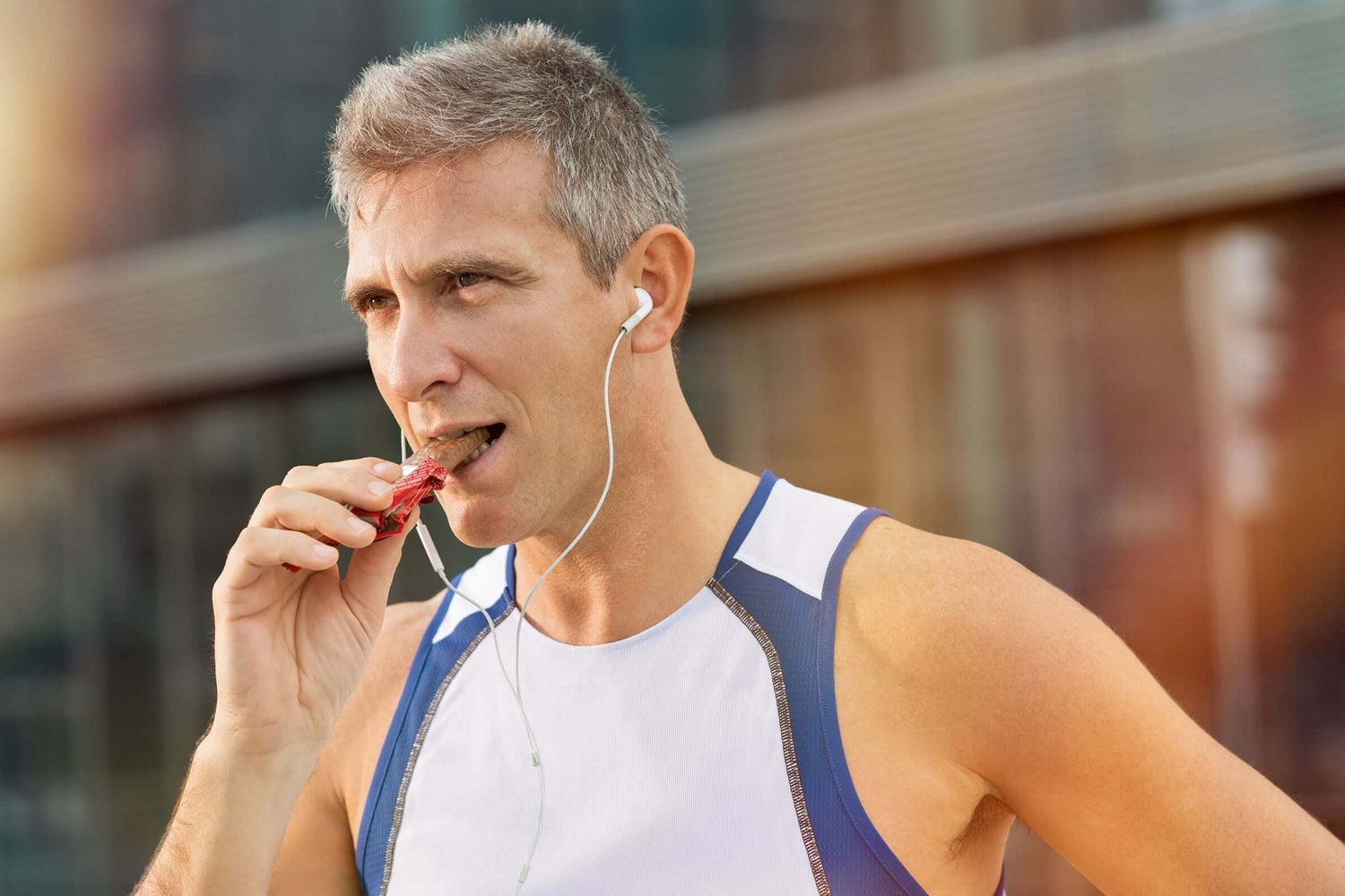 Athlet bei Ausdauertraining mit schneller Kohlenhydratquelle