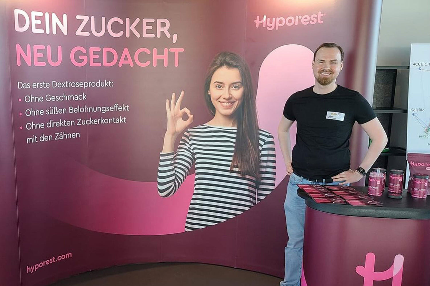 Hyporest Gründer Julius Grennigloh vor Messestand