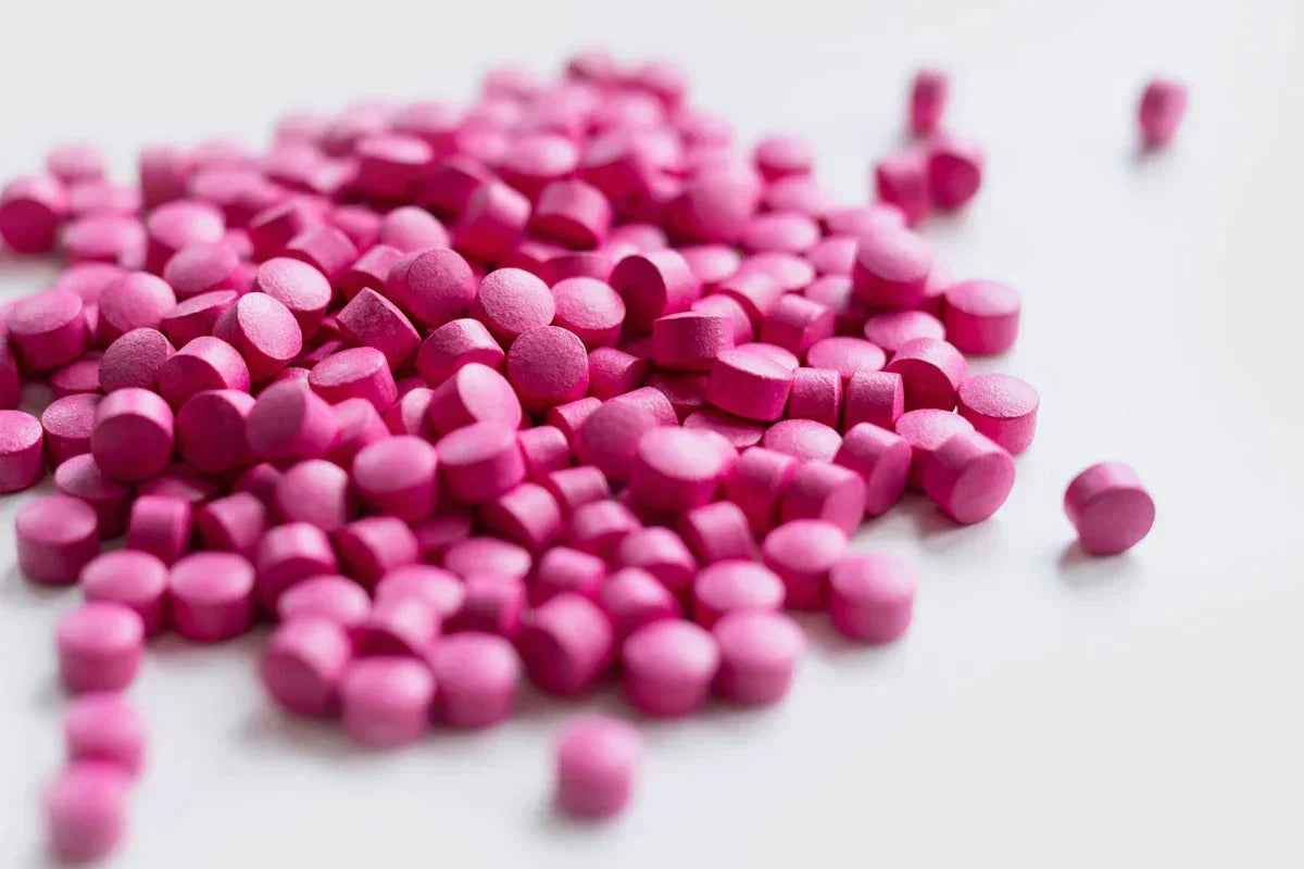 Rosa Hyporest Dextrose Tabletten auf weißem Hintergrund