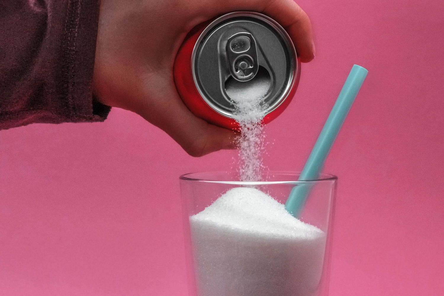 Darstellung wie aus einer Softdrink dose Zucker in ein Glas rieselt