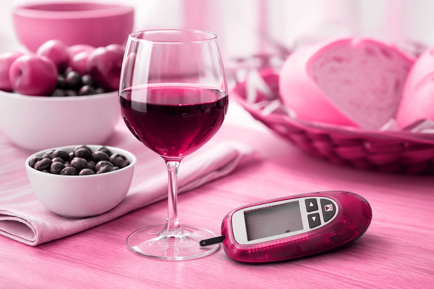 Diabetes und Alkohol: Glas Rotwein mit Käse und Snacks auf Holztisch