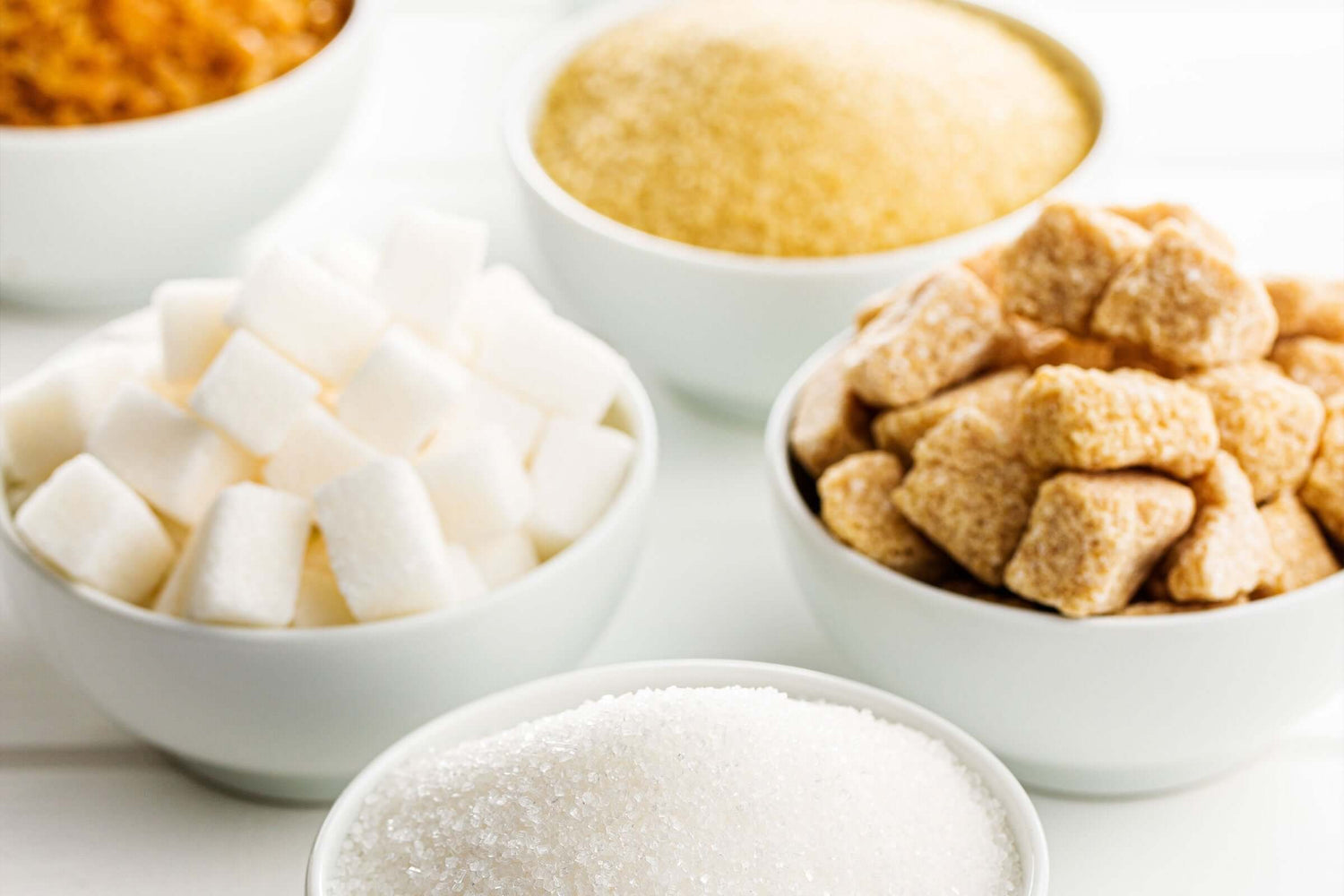 Verschiedene Zuckerarten in Schalen