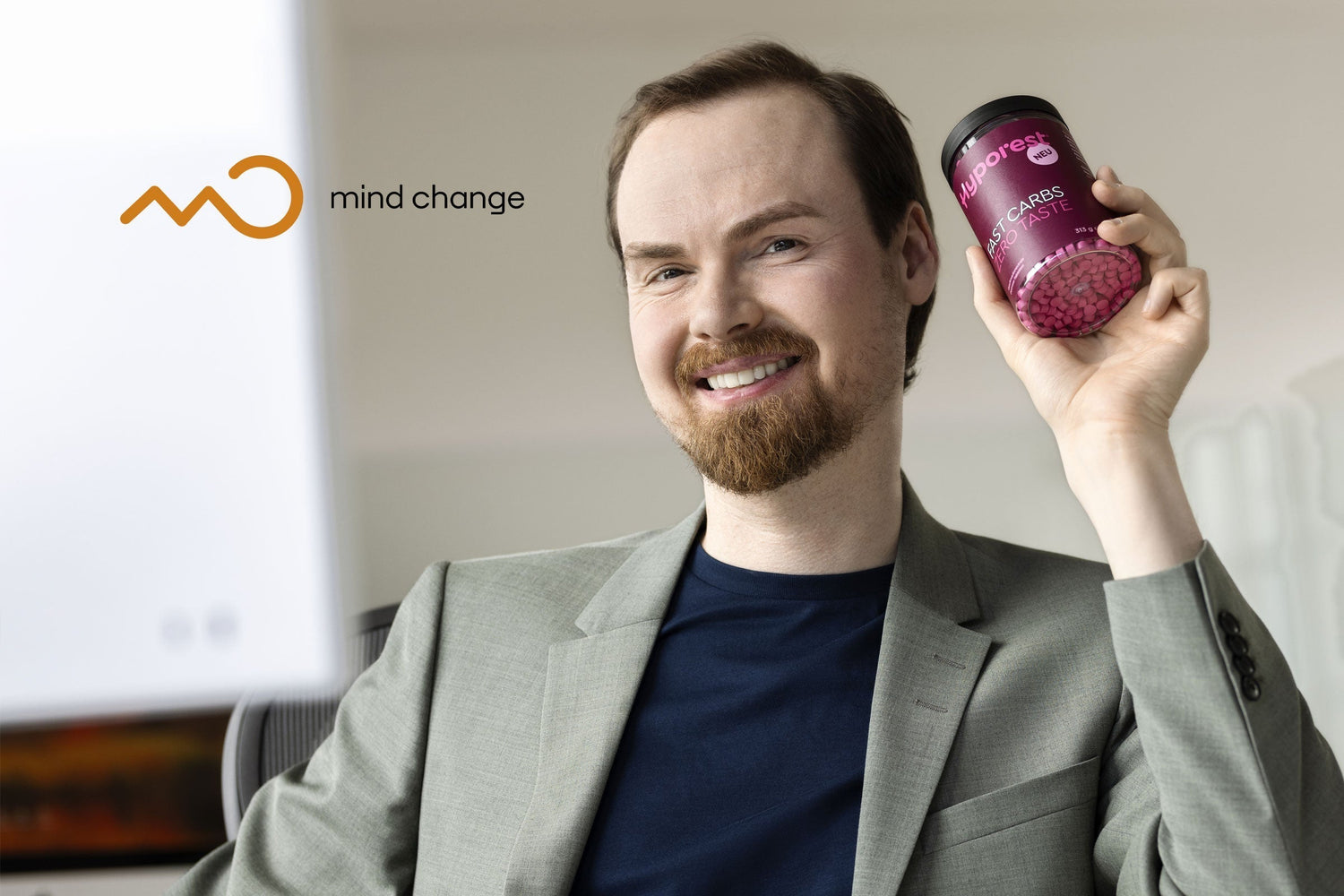 Hyporest Gründer Julius Grennigloh hält Hyporest Original Dose 